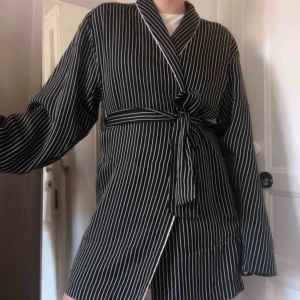 - Kavaj/kimono. Fint skick! 32 men lös modell så funkar 32-36 (jag har vanligtvis 36).