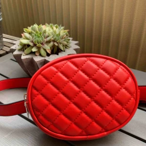  - Midjeväska från Pull and Bear. Köpt i vintras men kommer tyvärr inte till användning! Använd enbart en gång. Frakt tillkommer