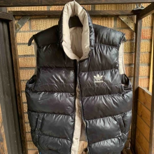  - Adidas väst går att använda åt båda hållen! Stolek S :) beige & svart med guld broderat märke! 