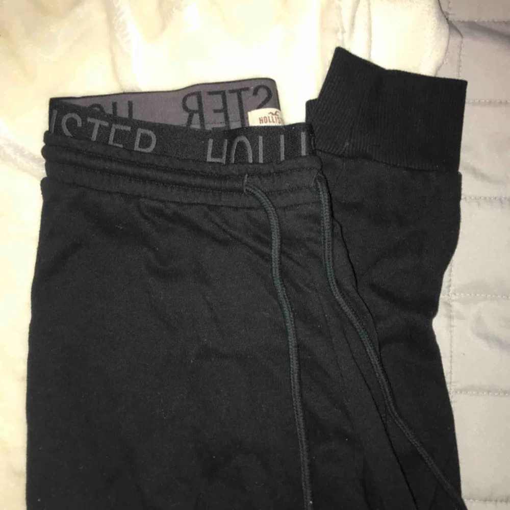 Svarta mjukisbyxor ifrån hollister, snygg passform . Jeans & Byxor.