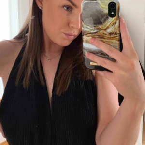  - Helt ny svartglittrig body. Aldrig använd. 