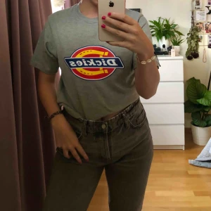  - T-shirt från Dickies 😍 Herrstorlek S, Frakt ingår i priset!  Använd endast 1 gång, därav i väldigt bra skick!  