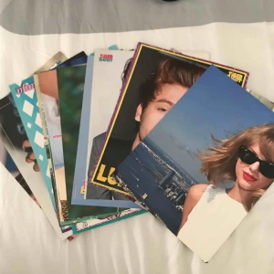  - 🎼 Massor av affischer på olika kändisar, köp alla eller så kan du be om att få nån eller några specifika kändisar så kan jag plocka ut dem och priset ändras beroende på hur många affischer du vill ha (frakt tillkommer) 🎼