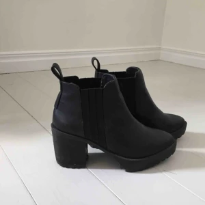  - Skor från Monki, storlek 37. Använda ca 10 ggr. 