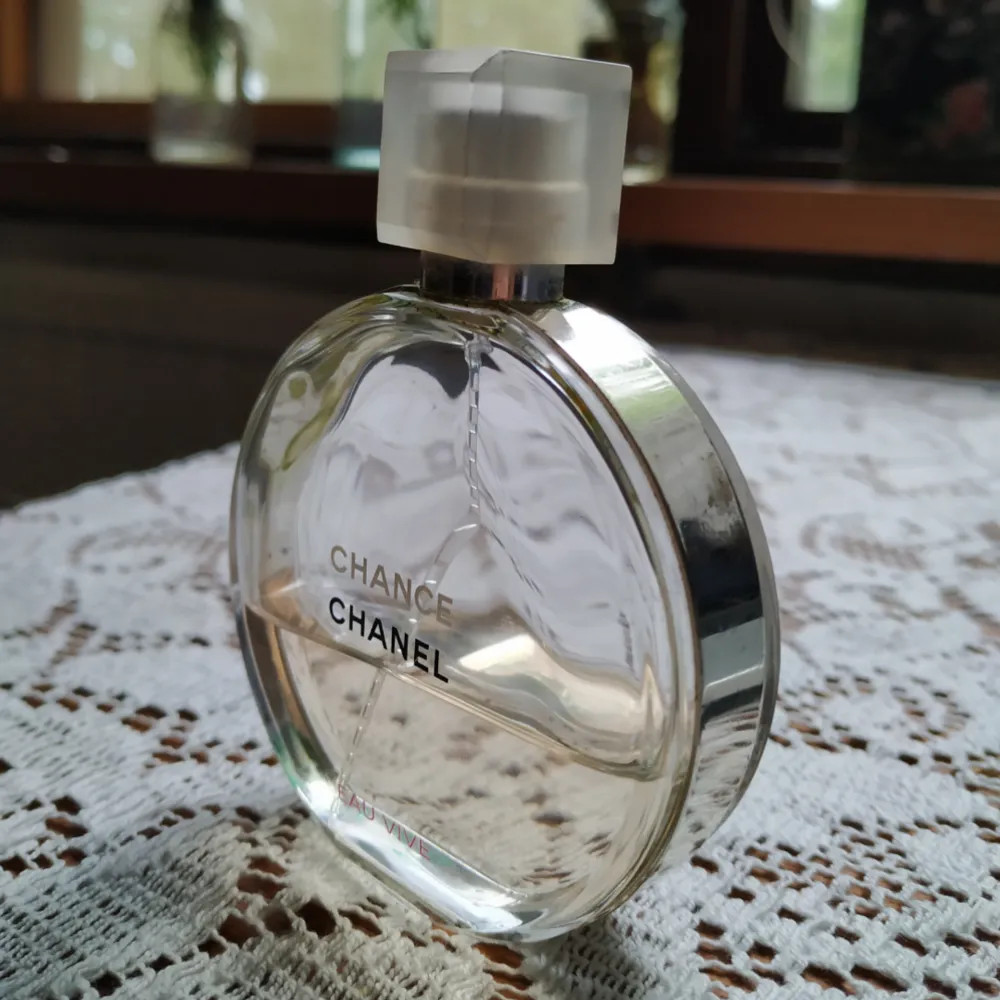 Chanel Chance Eau Vive parfym (äkta) 🌹. Jag gissar på att det är ungefär 15 ml kvar av flaskan. Frakt tillkommer.. Övrigt.