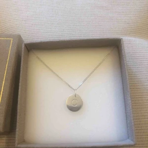  - Äkta silver halsband i bokstaven c