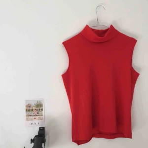  - Linne med polokrage, riktigt röd!! 