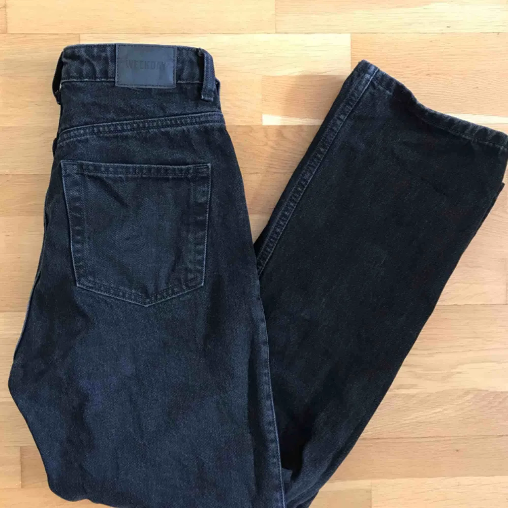 Supersnygga jeans från Weekday i modellen ”row”. Endast använda ett fåtal gånger så de är i väldigt bra skick! Säljer pga använt de för lite så de behöver en ny ägare❤️ möts upp i Sthlm! . Jeans & Byxor.