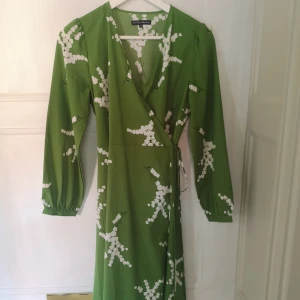  - Fin sommarklänning, omlottknytning, Knappt använd 