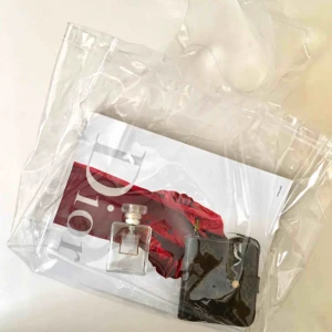  - Genomskinlig väska i pvc. Rymlig och skitsnygg! Frakt på 20kr tillkommer :) 