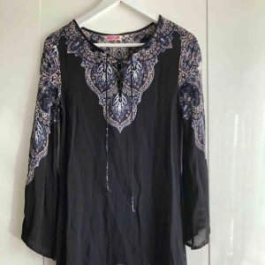  - Bohemisk klänning från Indiska.  Aldrig kommit till någon användning så den är precis som ny! Orginalpris 500kr, mitt pris 50kr +  frakt 