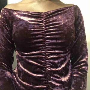  - Vinröd-ish off shoulder tröja från BikBok.  Storlek XS.  Frakt är 39kr Sänker pris vid snabbköp!!  