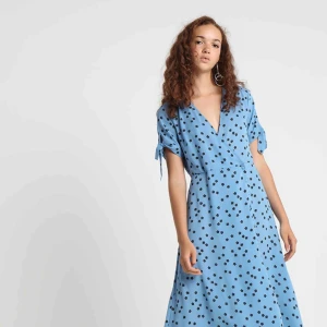  - Klänning i toppenskick i storlek 34 från Gina tricot, sparsamt använd