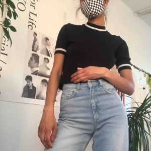  - Svart t-shirt i viskos från Weekday. Vit rand som löper kring krage och ärmar. Använd vid 2 tillfällen och i bra skick! 