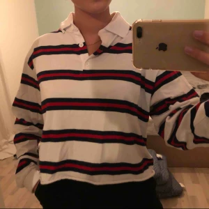  - En kortare långärmad tröja som är använd ett fåtal gånger! Köptes för 400kr på brandy Melville 