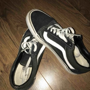  - Skor från vans i låg modell. Bra skick, lite smutsiga på sidorna av sulorna men är övertygad om att mycket går bort om jag tvättar dom!