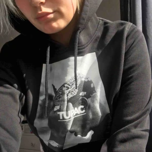  - En svart hoodie med tupac tryck från junkyard! Sparsamt använd, pris kan diskuteras vid snabb affär och frakt tillkommer.🌸🌸