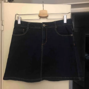  - jättefin jeanskjol från zara, knappt använd, strl 164 skulle säga att det passar XS-S beroende på hur lång man är