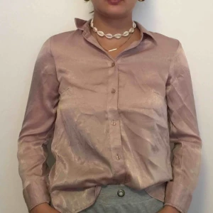  - Skjorta/blus från hm i bra skick, men lite skrynklig på bilden. Skjortan är i ett side liknade material o färgen stämmer med bilden!
