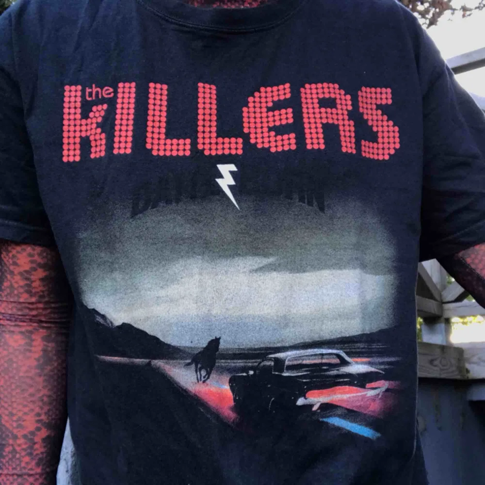 Ascool the killers turné tröja med tryck både på fram och baksida. Enkel att matcha till saker och perfekt för att ha många lager. Köparen står för eventuell frakt. T-shirts.