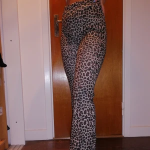  - Leopardmönstrade byxor med bootcut. Använda några få gånger och är i bra skick! ❤️ 