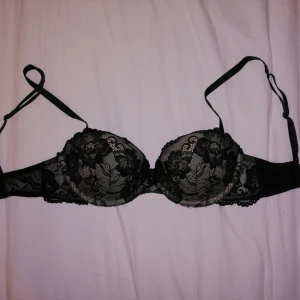  - Pushup BH i storlek 70B. (det är mycket pushup). Använd ett fåtal gånger<3