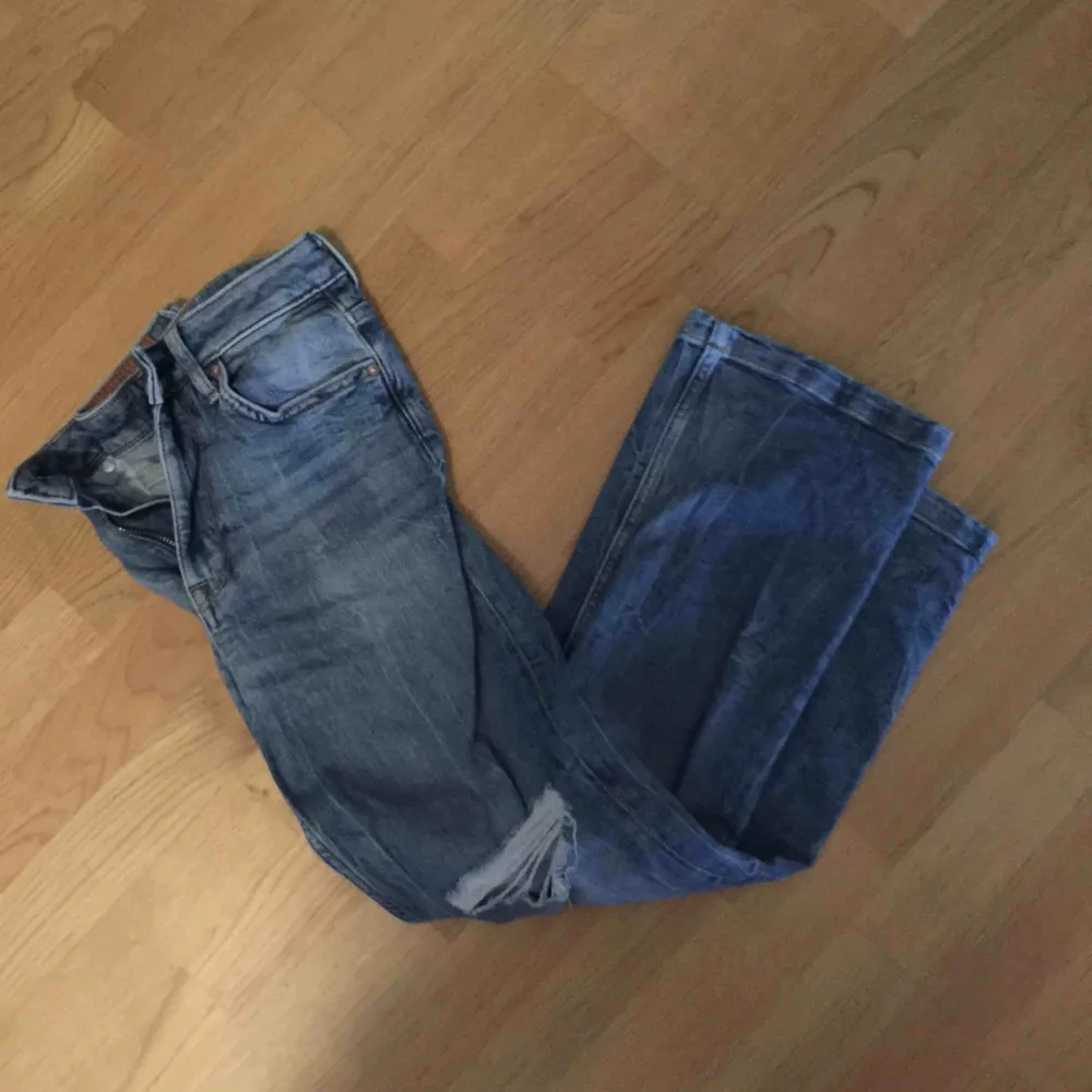 Fina högmidjade jeans med hål i i modellen straight. De är i strl 27, skulle säga S. De är i toppen skick!. Jeans & Byxor.