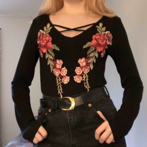  - Fint broderad tröja med avbildade blommor på. Köpt på New Yorker för ett par år sedan, men är nästan aldrig använd. Därför säljs den. Tröjan är töjbar och passar antagligen XS-M. Betalas med Swish och varan är helt fraktfri.👏🤠
