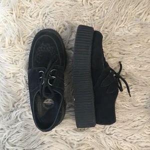  - Creepers från märket Underground i storlek 38/UK5. Sparsamt använda, normalt slitage men inga hål. Säljes pga används ej mer. Skickas mot fraktkostnad på ca 85kr eller möts upp i Stockholm :) 