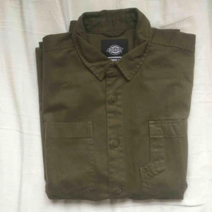  - Grön arbetsskjorta från Dickies. Knappt använd. Fri frakt.