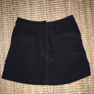  - Söt mockakjol från weekday. Lite otydliga bilder men materialet är mörkblå mocka, och den har gulliga fickor på baksidan. Frakt tillkommer