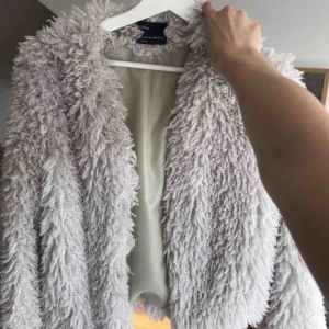  - En jättefin pälsjacka från Bershka, endast provad och aldrig använd och i väldigt fint skick!🦋