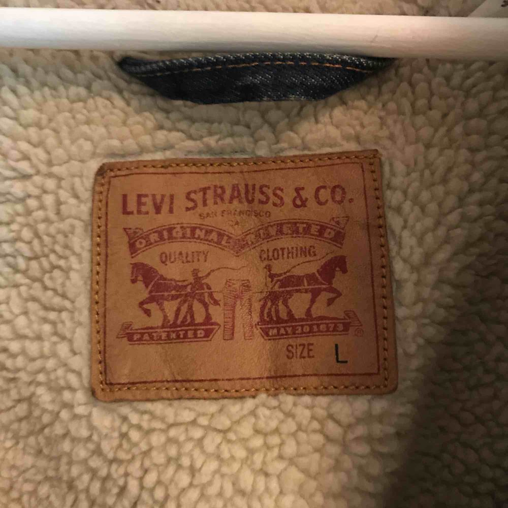 Robust och varm fodrad jeansjacka från Levis i storleken L. Jackan är väl använd under dem kalla vintermånaderna. Har du några frågor är det bara att skriva.. Jackor.