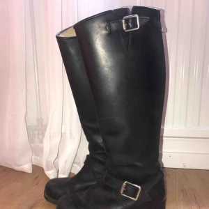  - Urban Project boots säljes i storlek 39. Priset går att diskutera, vill bli av så fort som möjligt. 💛