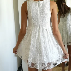  - Vit spets klänning. Perfekt konfirmationsklänning/sommarklänning. 
