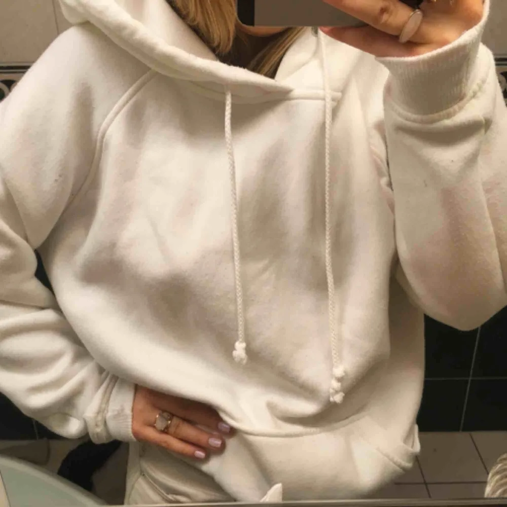 Trendig och snygg vit hoodie!! Älskar denna men hoodies kommer tyvärr inte till användning tillräckligt hos mig!🥼🤭💞. Hoodies.
