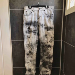  - Jeans från Gina Tricot, hålen har jag gjort själv. Sitter inte tight, men inte heller som mom jeans skulle jag säga. Kan mötas i Östersund/skickas mot fraktkostnad!