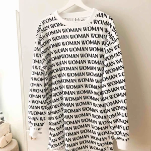  - Sjukt snygg och bekväm collage klänning från Linn Ahlborg x nakd. Storlek L. Köparen står för frakt. Otroligt snygg att ha oversize med ett skärp i midjan. 