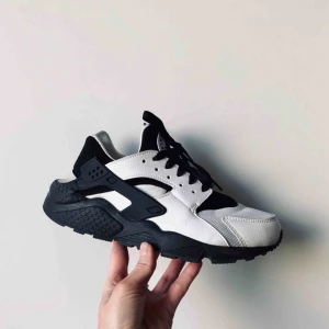  - Nike huarache. Använd fåtal gånger. Storleken är lite liten, jag har vanligtvis 37 i skor. Köparen betalar frakten som kostar 115kr. 