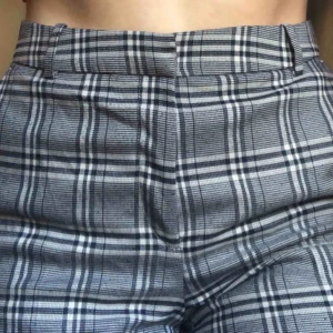  - Ett par as snygga beiga/blåa byxor från hm som säljs pågrund av inte min stil. Är storlek 40 men jag på bilderna har storlek 38/40. Är bra i längden på mig som är 1,68m. Köparen står för frakt på 56kr