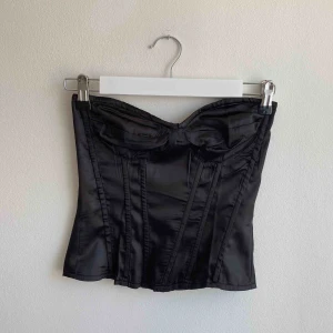  - Black satin corset från prettylittlething, hann inte skicka tillbaka så helt ny ! fri frakt :)