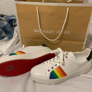  - Köpte ett par michel kors skor för 2000 i USA på Saw Grass Mills men ångrar detta köp så säljer för 1000. 100% äkta och aldrig använda. Ångrade så fort jag kom hem.