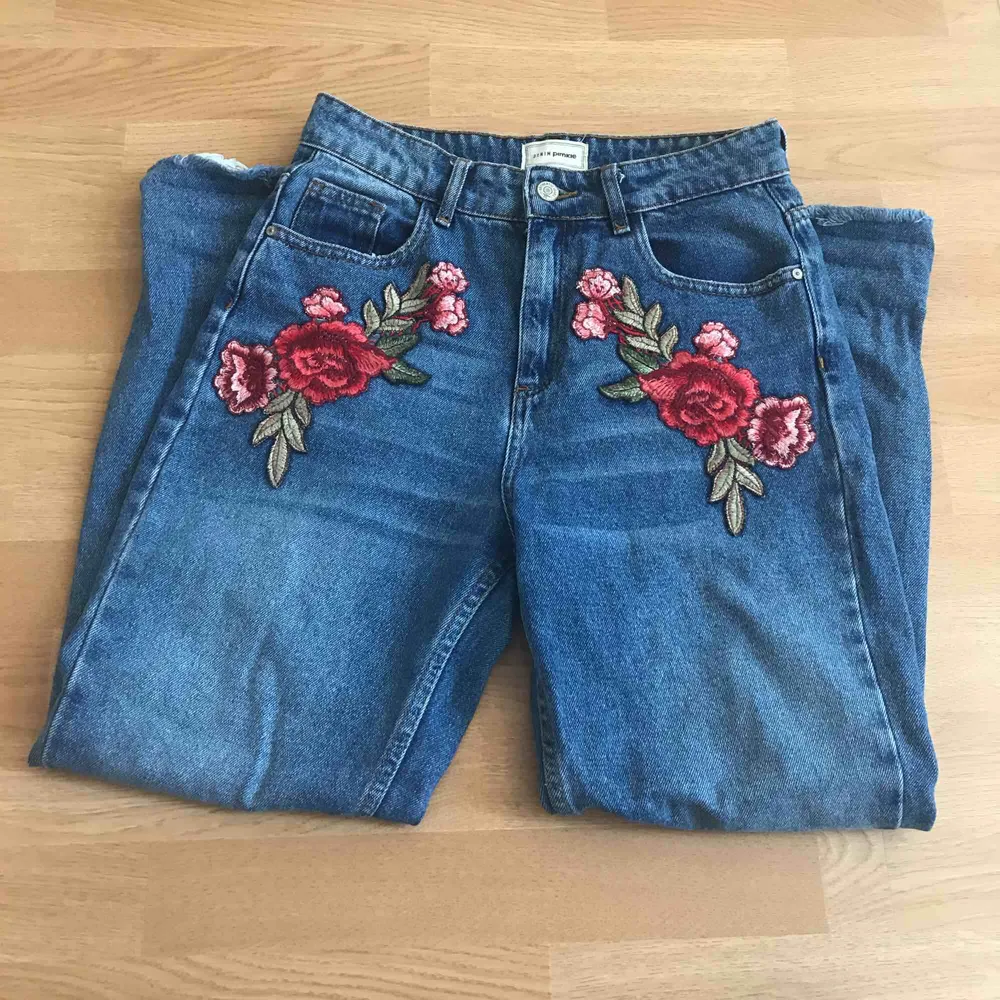 Asballa mom jeans med broderi från Asos.  Helt oanvända pga inte riktigt min stil så i toppskick!. Jeans & Byxor.