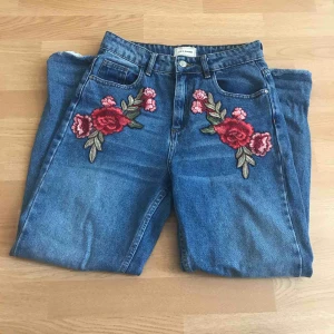  - Asballa mom jeans med broderi från Asos.  Helt oanvända pga inte riktigt min stil så i toppskick!