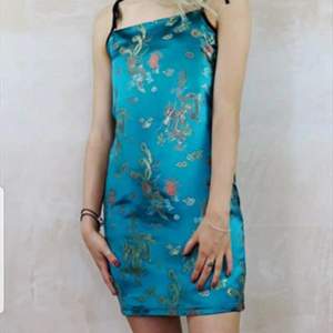 Slip dress in teal chinese dragon satin. Nyköpt klänning från asos marketplace (yapyap) säljes på grund av fel storlek. Nypris 549 kr.