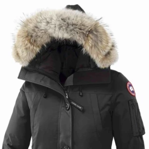  - Hejsan!  Jag säljer min Canada Goose jacka dam i modellen: montebello (äkta såklart) Storlek: XS men passar även S Nypris i butik: 7999kr Mitt pris: 2600kr Pälsen medföljer i priset.  Möts upp i Örebro eller fraktas spårbart mot kostnad. 