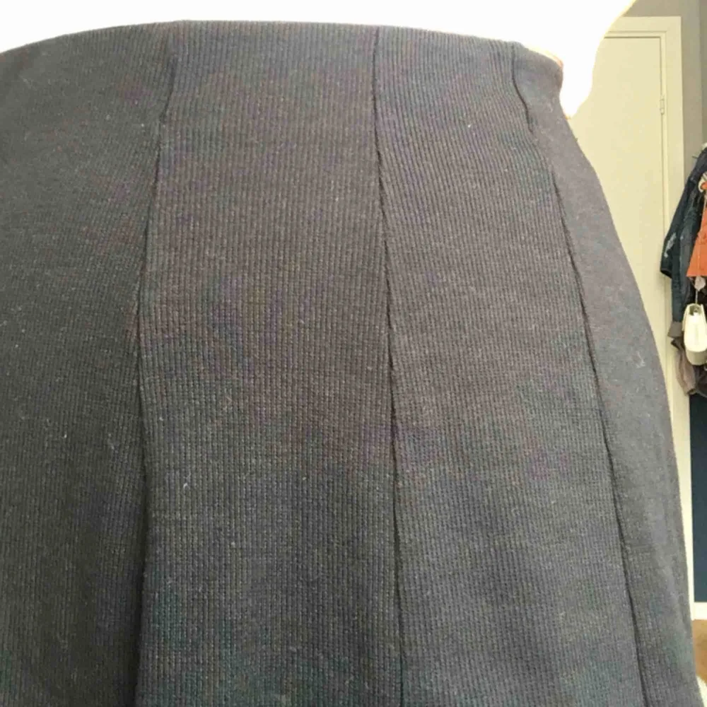 Sötaste ribbade kjolen från Cubus jag köpte för ett par år sen men som tyvärr inte kommer till användning❤️midjan är i stretch vilket betyder att den förmodligen kan passa en S-M! Hör av er vid frågor!🥰 . Kjolar.