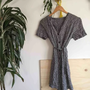  - Supersöt blommig jumpsuit / byxdress med knyt från beyond retro. Oklar storlek men passar nog en xs-s.