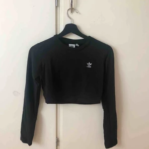  - Croppad adidas tröja, knappt använd!  Köparen står för frakt <3