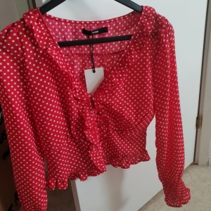  - Oanvänd söt topp från bik bok med knappar. Nypris 250 kr. Köparen står för frakt och betalning sker via swisch :) 